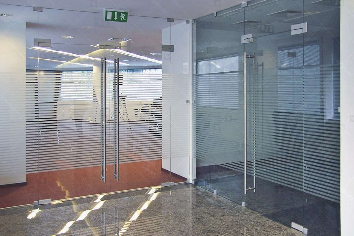 Usa din sticla cu amortizor in pardoseala Opera Plaza 06 1 min